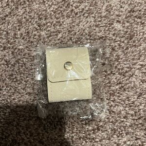 NWT White/Beige/Cream and Gold  Mini Foldable Travel Jewelry Case